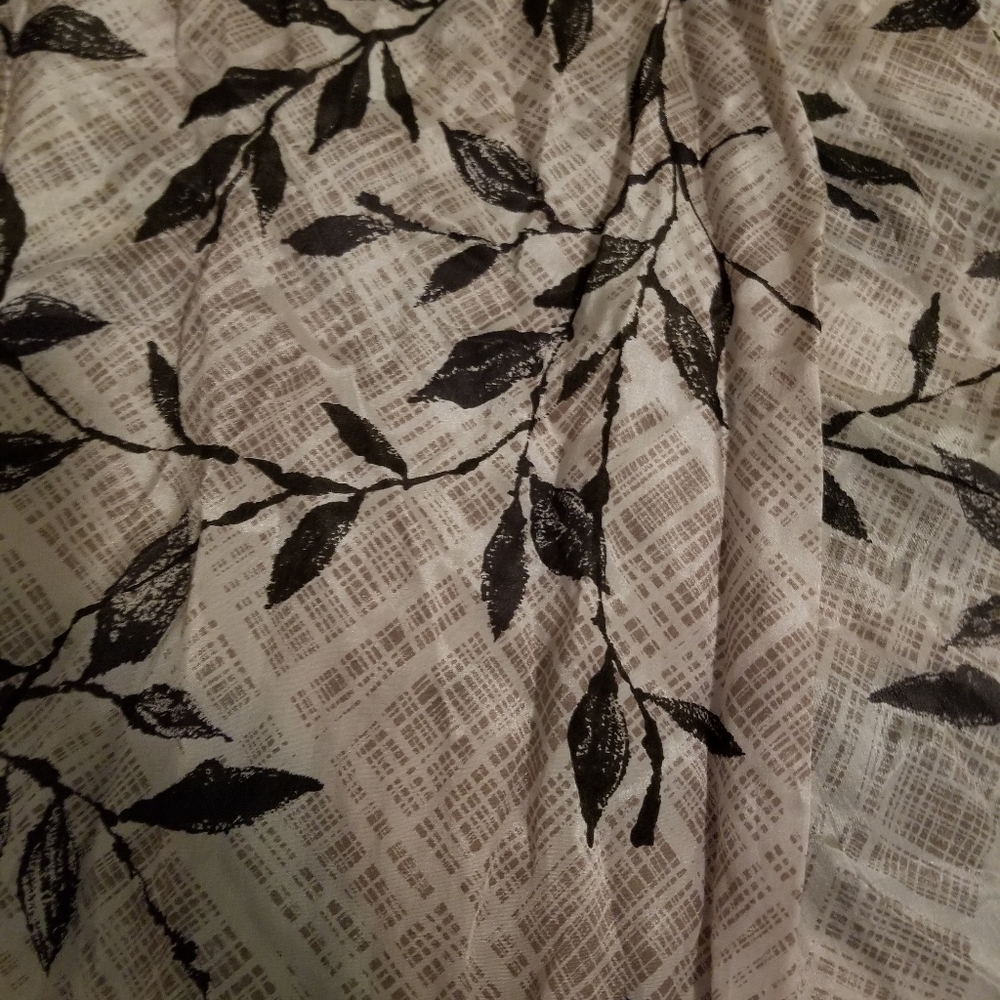 Perry Ellis Scarf leaf pattern - Picture 3 of 8